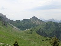 Le col, enfin ! Panorama sur le lac au pied du Roc des Tours.